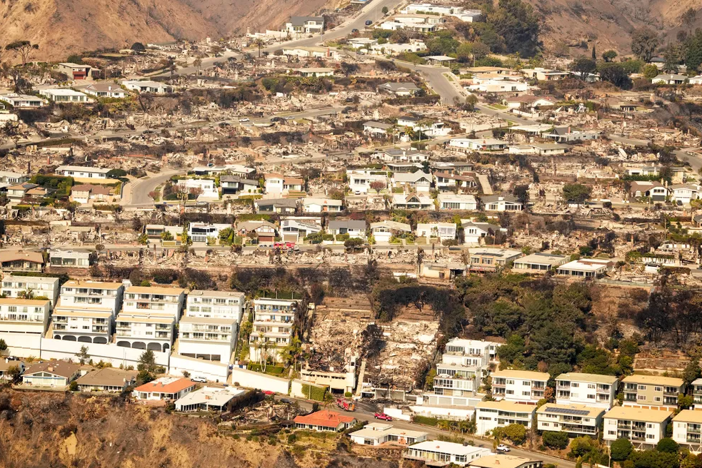 Bão lửa quét qua, thành phố Los Angeles tan hoang 'như vùng chiến sự'- Ảnh 2.