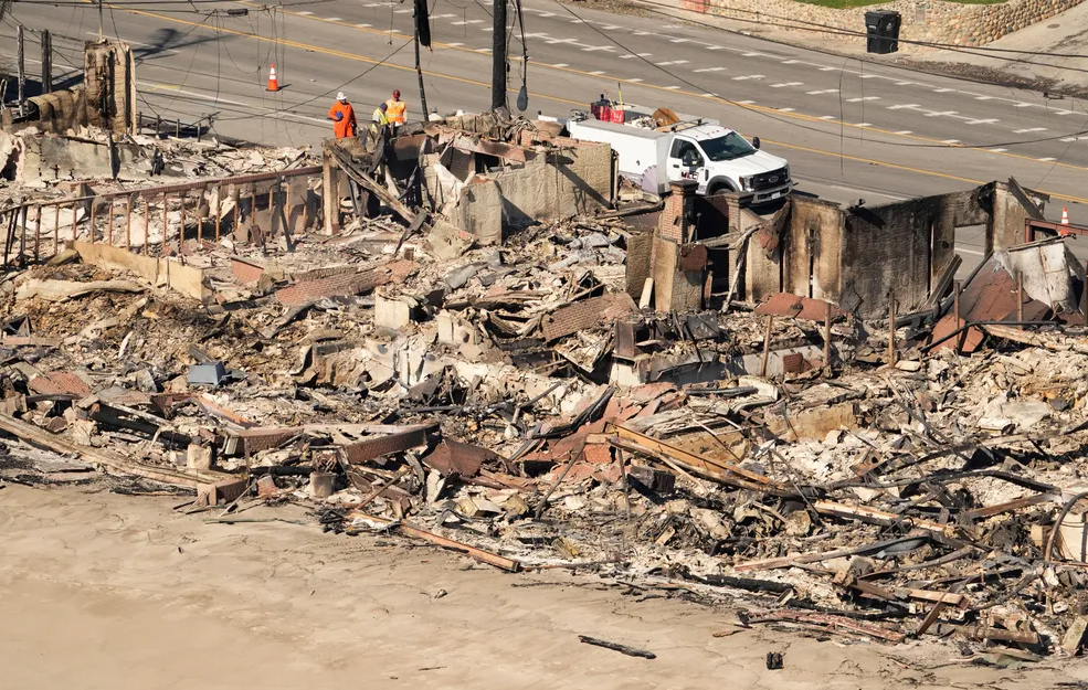 Bão lửa quét qua, thành phố Los Angeles tan hoang 'như vùng chiến sự'- Ảnh 5.