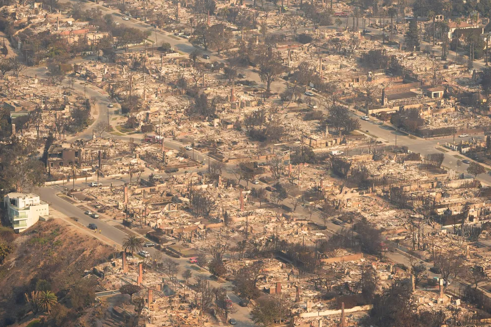 Bão lửa quét qua, thành phố Los Angeles tan hoang 'như vùng chiến sự'- Ảnh 6.