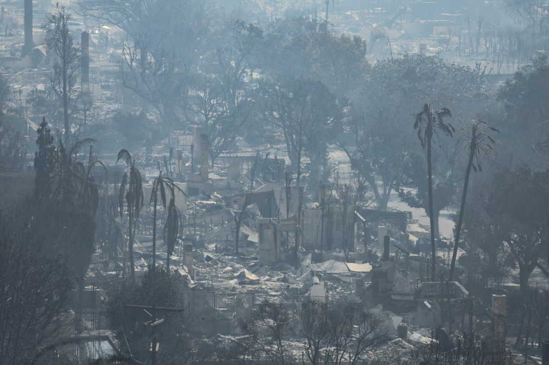 Bão lửa quét qua, thành phố Los Angeles tan hoang 'như vùng chiến sự'- Ảnh 12.