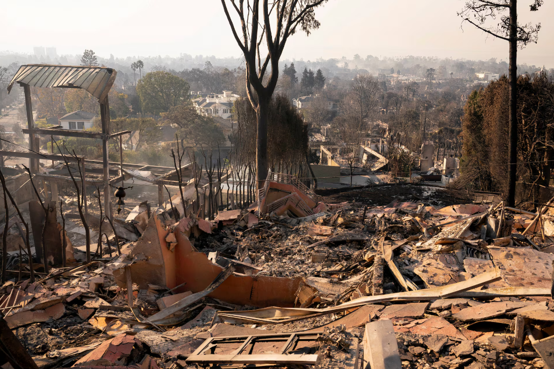 Bão lửa quét qua, thành phố Los Angeles tan hoang 'như vùng chiến sự'- Ảnh 13.