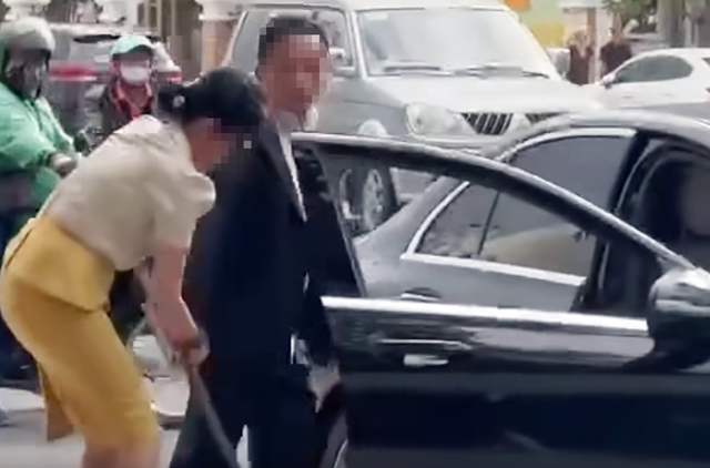 Người đàn ông đi Mercedes rút kiếm dọa nhân viên môi trường lên tiếng: Hái hoa để tặng đồng nghiệp- Ảnh 1.