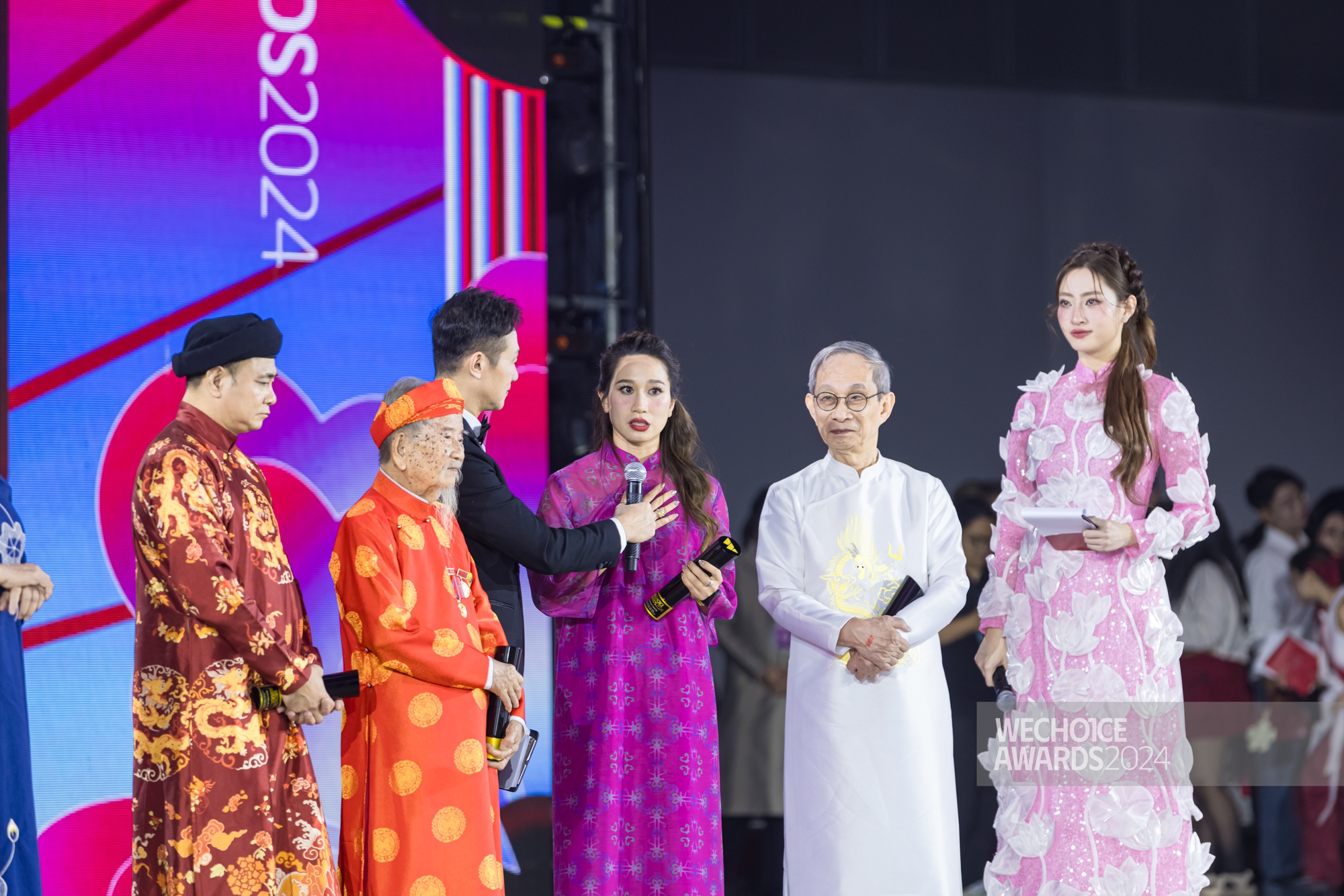 Gala vinh danh và trao giải WeChoice Awards 2024: Một đêm thật đẹp của niềm cảm hứng “Việt Nam tôi đó”!- Ảnh 40.