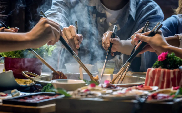 Mời 6 đồng nghiệp đi ăn tất niên, hóa đơn hết 12 triệu đồng khiến tôi choáng váng, đến khi biết sự thật thì còn sốc ngã quỵ- Ảnh 1.