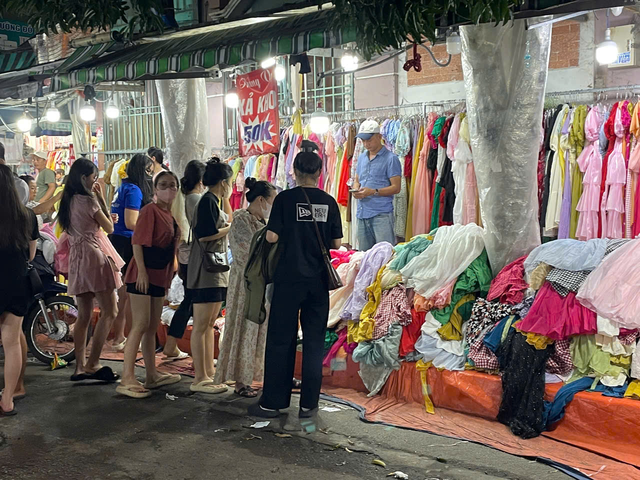 Chợ quần áo "khủng" giá rẻ mùa cận Tết ở TP HCM- Ảnh 1.