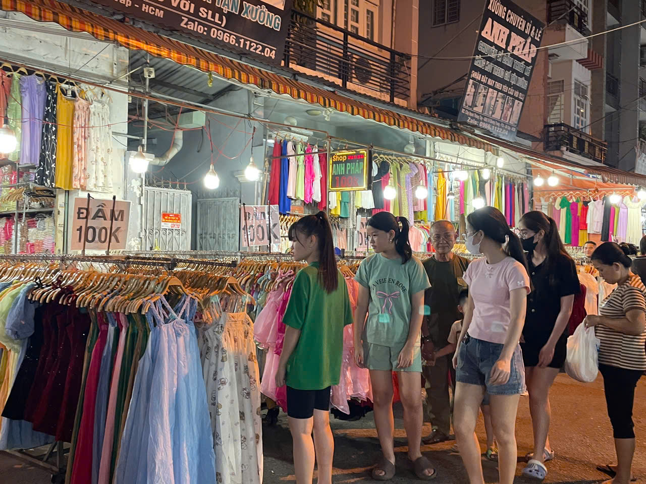 Chợ quần áo "khủng" giá rẻ mùa cận Tết ở TP HCM- Ảnh 2.