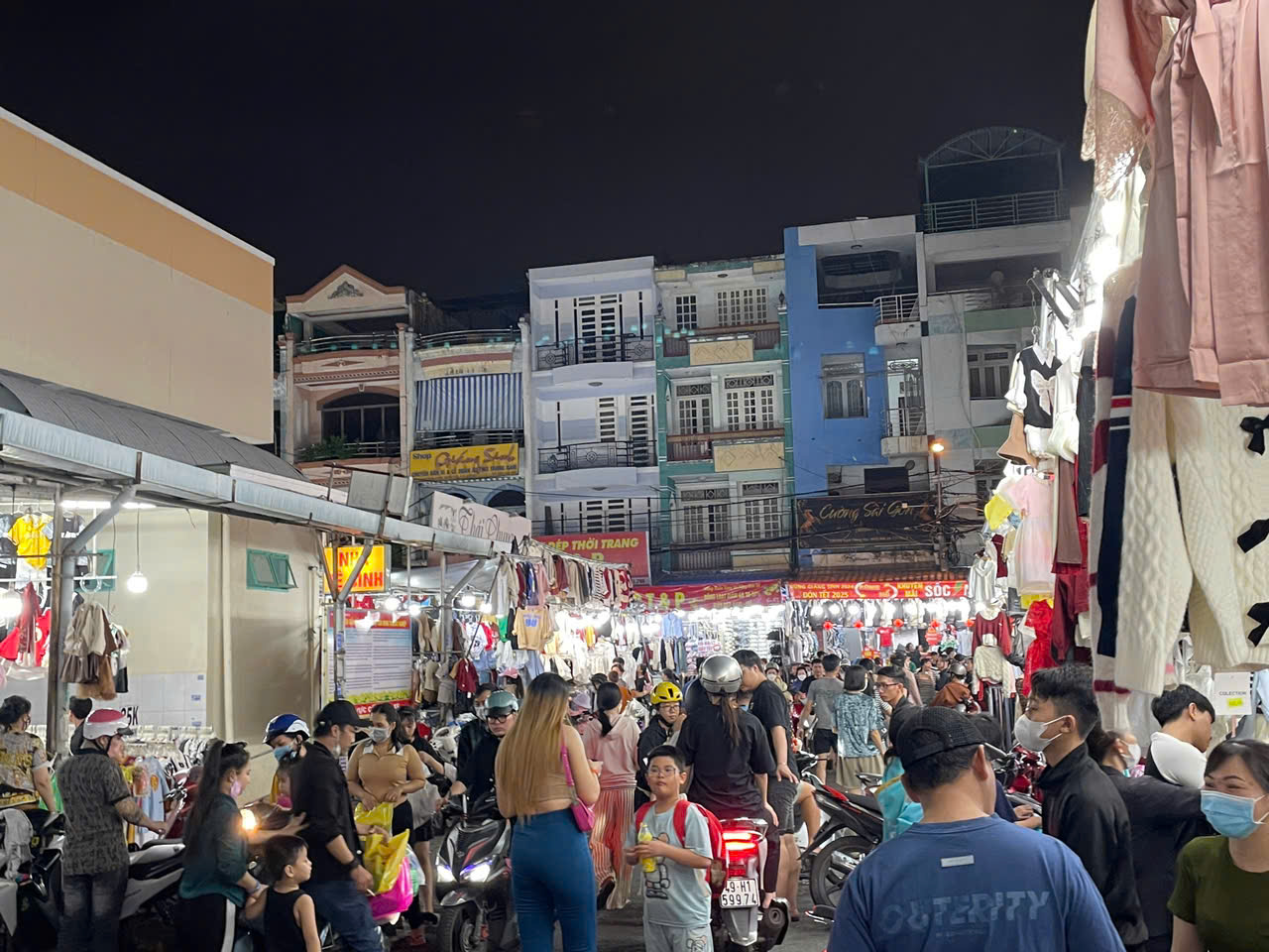 Chợ quần áo "khủng" giá rẻ mùa cận Tết ở TP HCM- Ảnh 3.