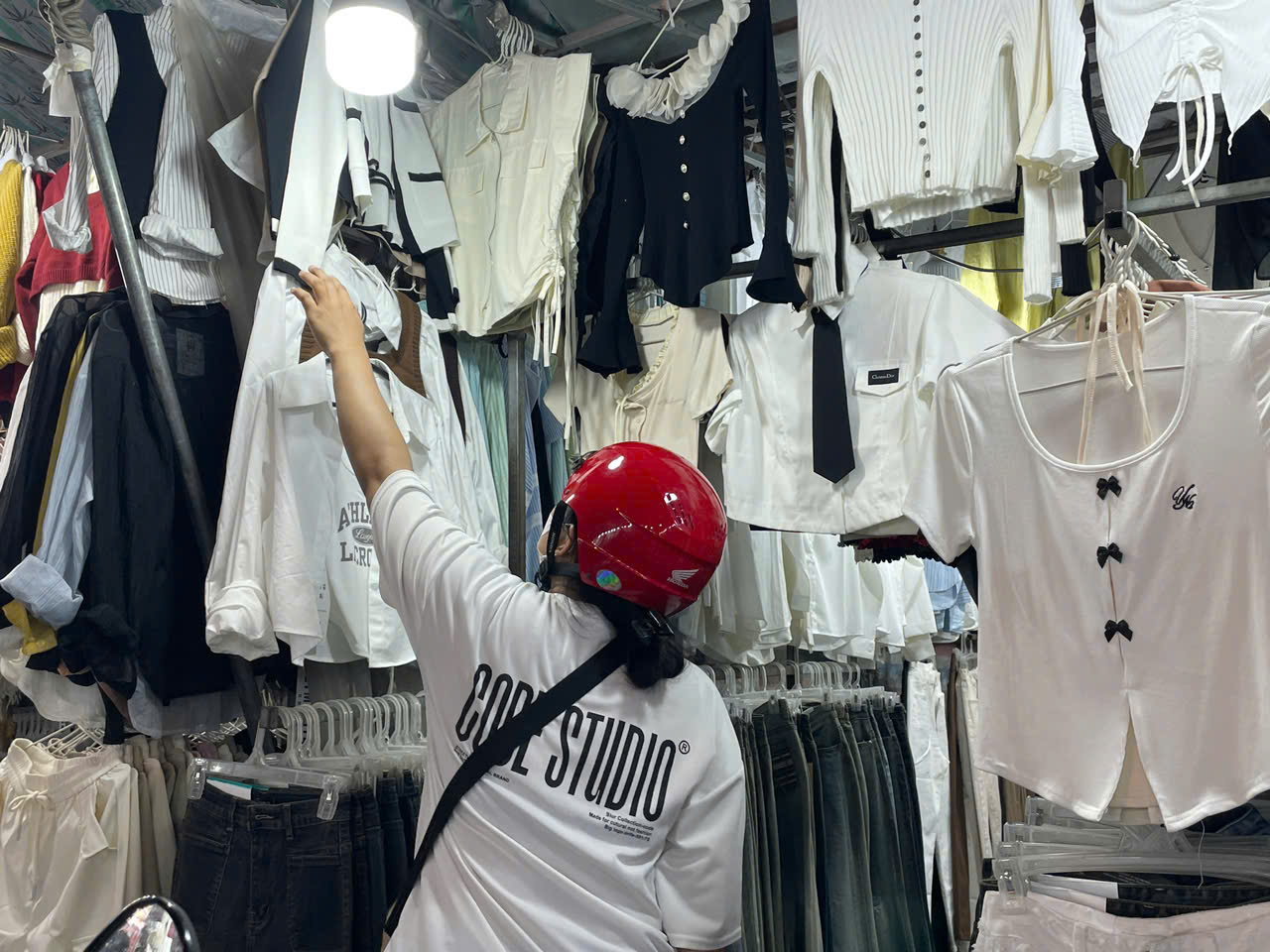 Chợ quần áo "khủng" giá rẻ mùa cận Tết ở TP HCM- Ảnh 5.