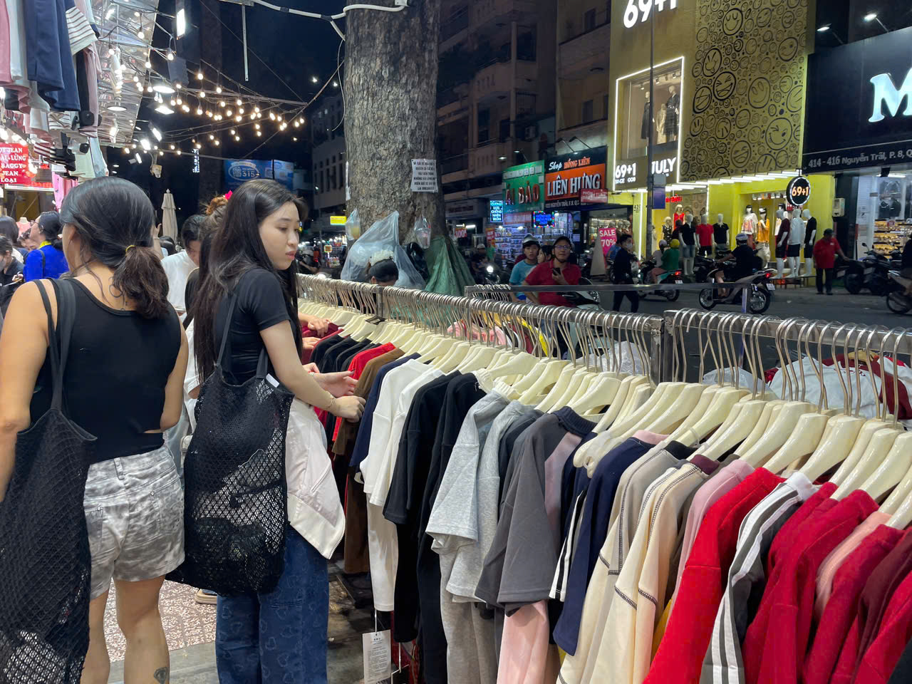 Chợ quần áo "khủng" giá rẻ mùa cận Tết ở TP HCM- Ảnh 7.