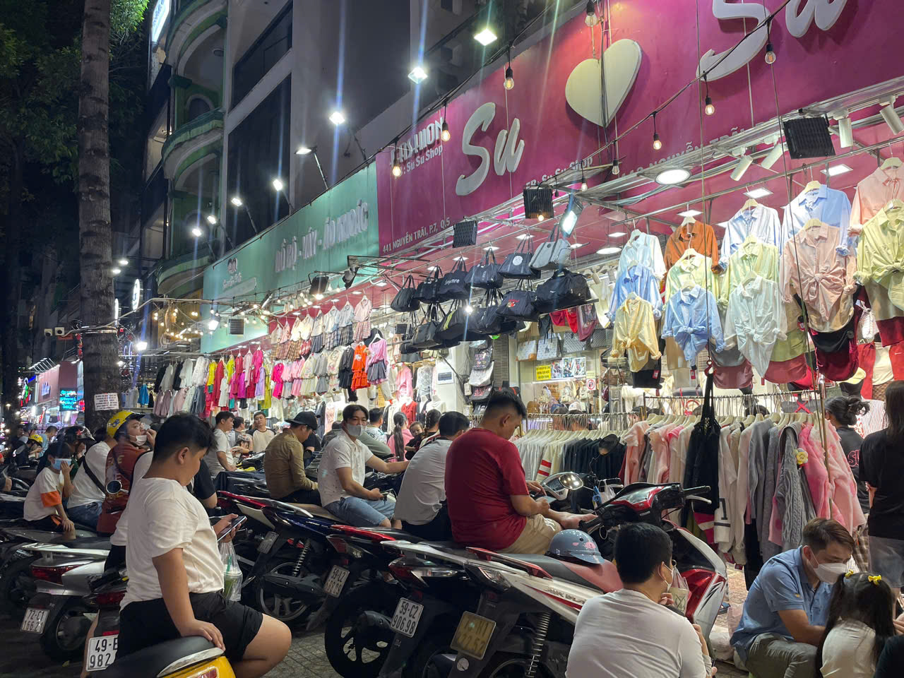 Chợ quần áo "khủng" giá rẻ mùa cận Tết ở TP HCM- Ảnh 6.