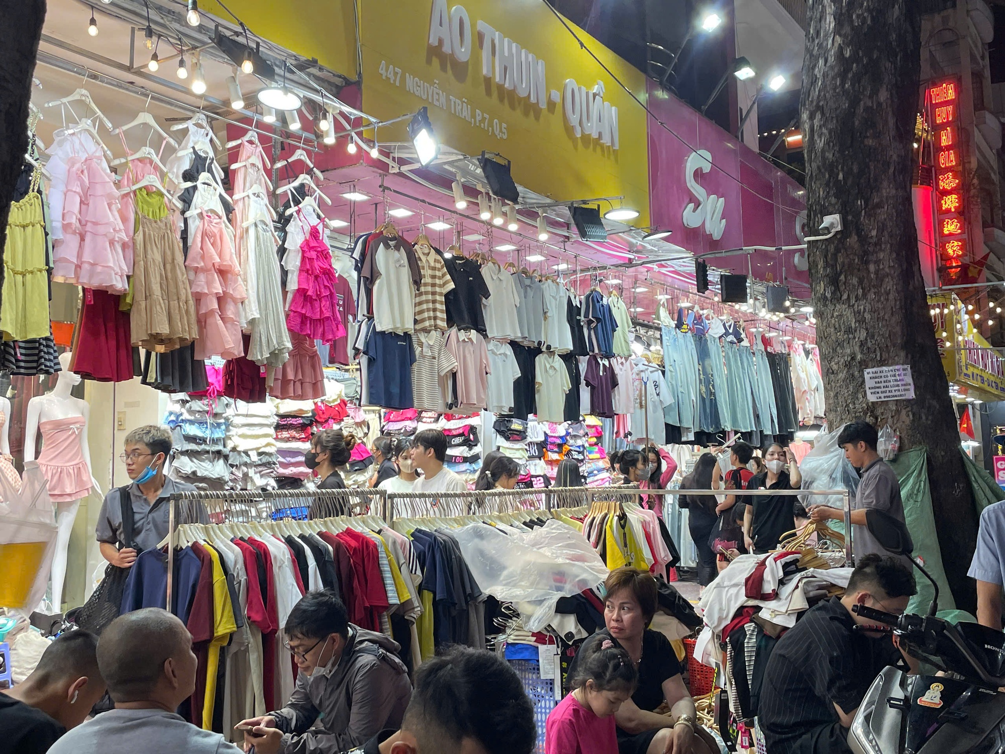 Chợ quần áo "khủng" giá rẻ mùa cận Tết ở TP HCM- Ảnh 8.