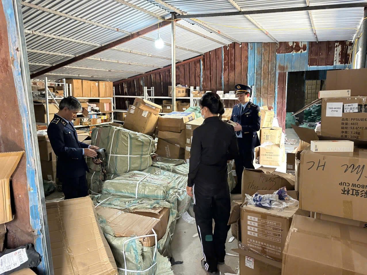 Phát hiện hơn 2.000 hộp kẹo táo đỏ có nguồn gốc "trôi nổi" bán trên TikTok- Ảnh 1. Phát hiện hơn 2.000 hộp kẹo táo đỏ có nguồn gốc "trôi nổi" bán trên TikTok- Ảnh 1.