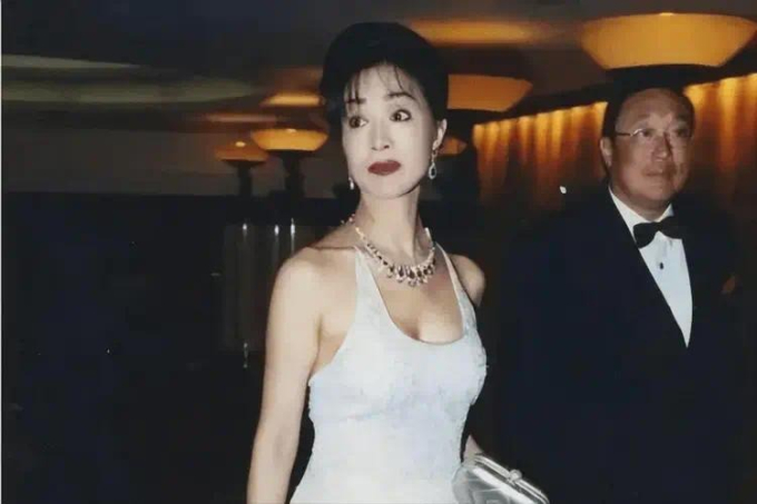 Màn "đổi vận" của mỹ nhân đình đám làm dâu "ông trùm tàu biển": Nhẫn nhịn kiếp chung chồng 43 năm... nhận về cái kết 24.000 tỷ- Ảnh 5.