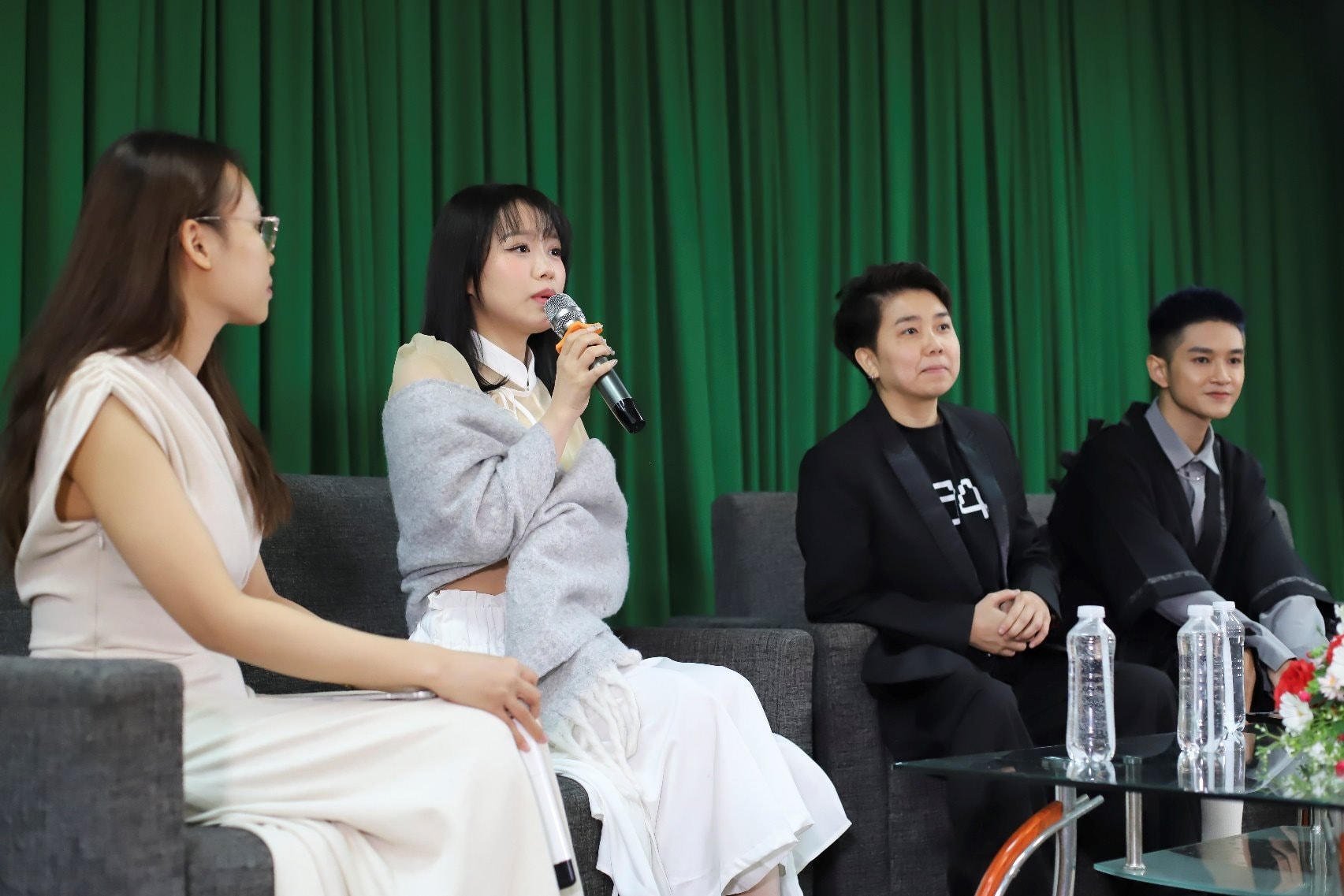 Công việc '3 đầu 6 tay' đằng sau thành công của các 'anh trai, chị đẹp': Phải thông thạo từ kỹ năng giao tiếp đến kiến thức tài chính, biết ứng biến với dư luận- Ảnh 2.