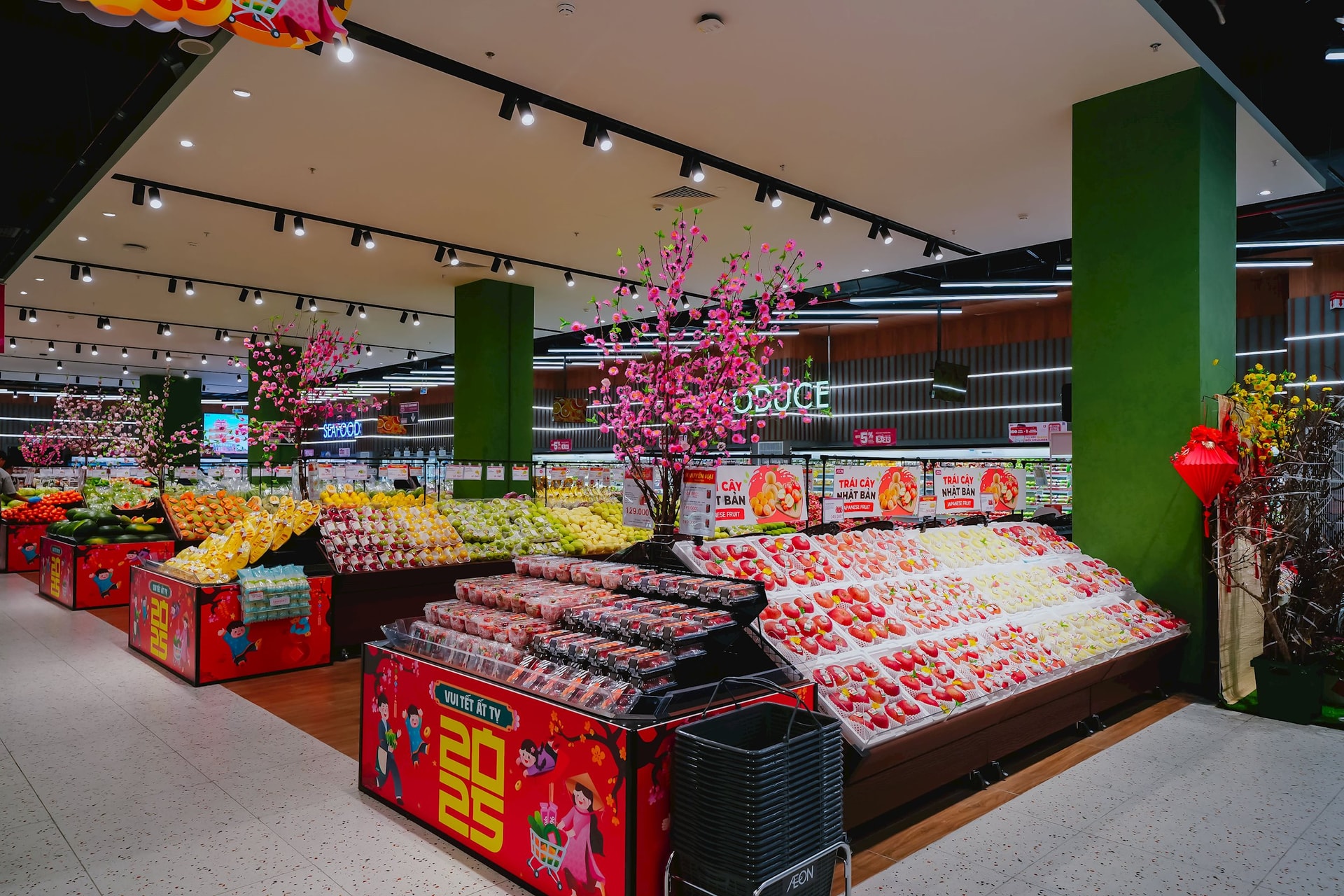 Bên trong Trung tâm Bách hóa Tổng hợp & Siêu thị rộng 15.000 m2 mới toanh tại Xuân Thủy có gì?- Ảnh 1.