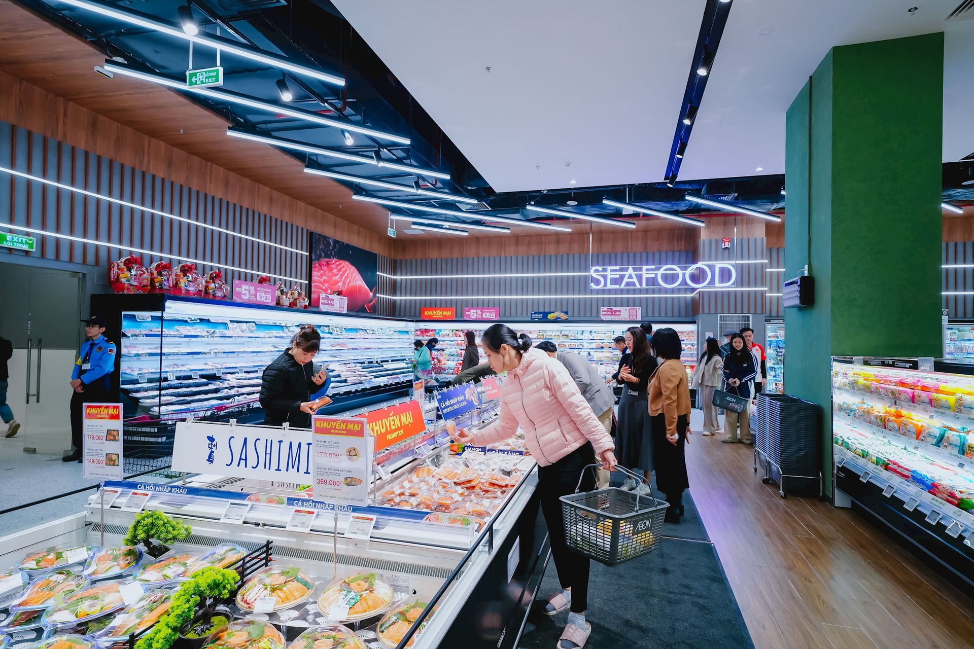 Bên trong Trung tâm Bách hóa Tổng hợp & Siêu thị rộng 15.000 m2 mới toanh tại Xuân Thủy có gì?- Ảnh 3.