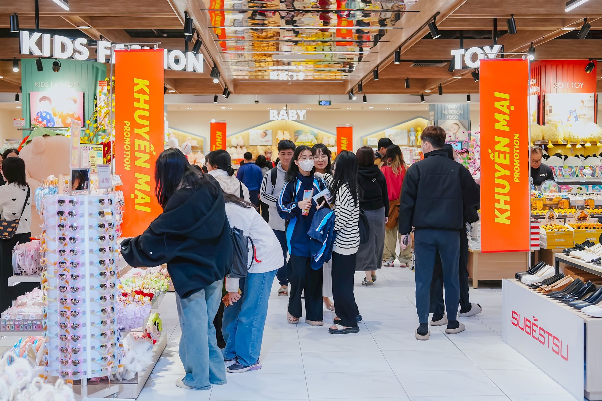 Bên trong Trung tâm Bách hóa Tổng hợp & Siêu thị rộng 15.000 m2 mới toanh tại Xuân Thủy có gì?- Ảnh 4.