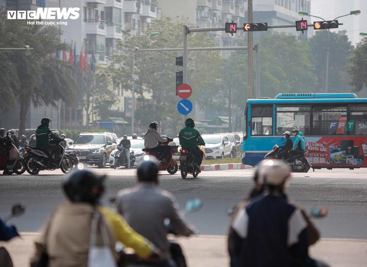 Sở GTVT Hà Nội rà soát, yêu cầu khắc phục đèn tín hiệu 'đang xanh bất ngờ đỏ'- Ảnh 1.