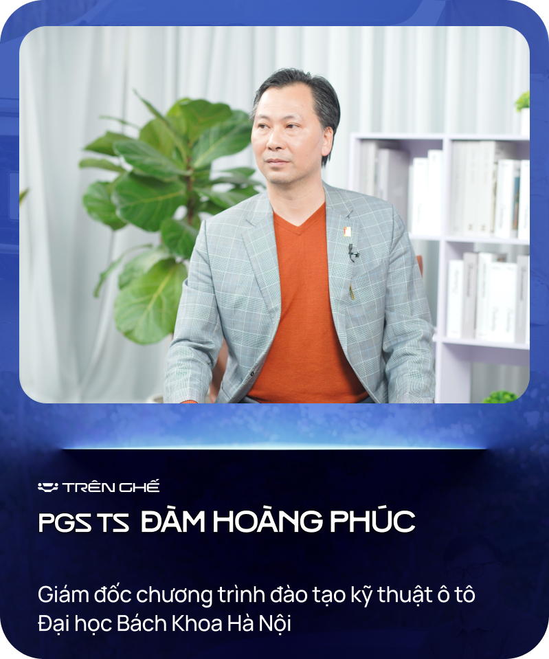 PGS.TS Đàm Hoàng Phúc thăm nhà máy VinFast: ‘Phân biệt xe sản xuất nhà máy số hay vặn bằng tay, nhìn bu-lông là biết’- Ảnh 1.