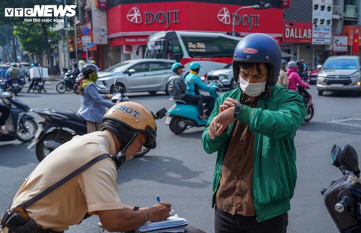 TP.HCM: Leo lề đường đi giao hàng, tài xế bật khóc nghe mức phạt mới- Ảnh 5.