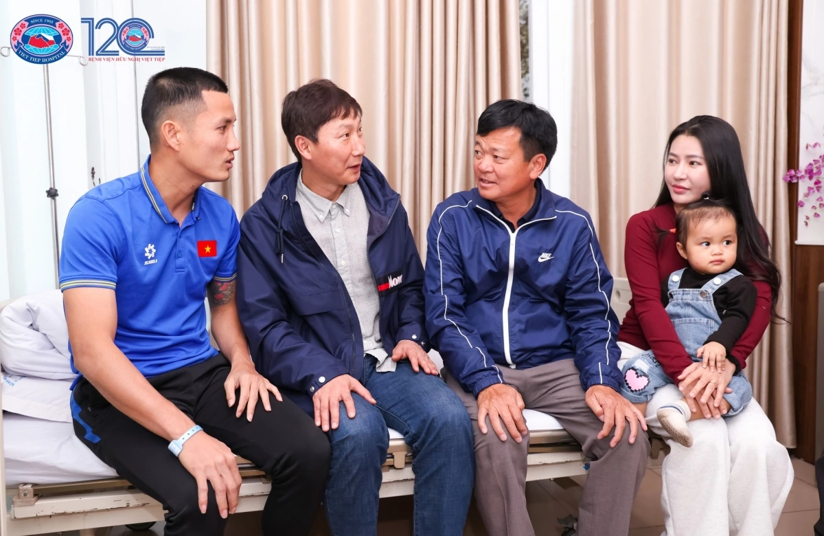 Sang Việt Nam tác nghiệp sớm, HLV Kim Sang-sik làm điều đặc biệt với người hùng AFF Cup 2024- Ảnh 1.