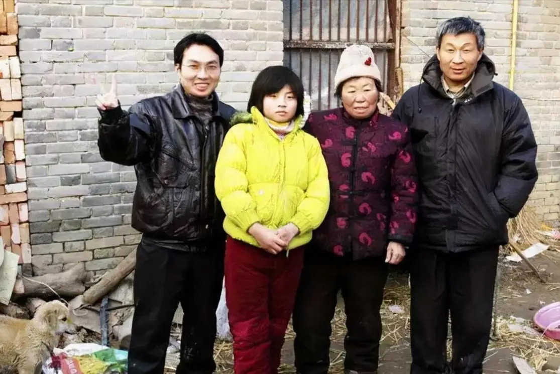 Mẹ bỏ đi, bố bị tâm thần bỗng một ngày đưa về nhà đứa em "nhặt được", người con trai rơi vào khó xử - Cú ngoặt thế kỷ xảy ra!- Ảnh 2. Mẹ bỏ đi, bố bị tâm thần bỗng một ngày đưa về nhà đứa em "nhặt được", người con trai rơi vào khó xử - Cú ngoặt thế kỷ xảy ra!- Ảnh 2.