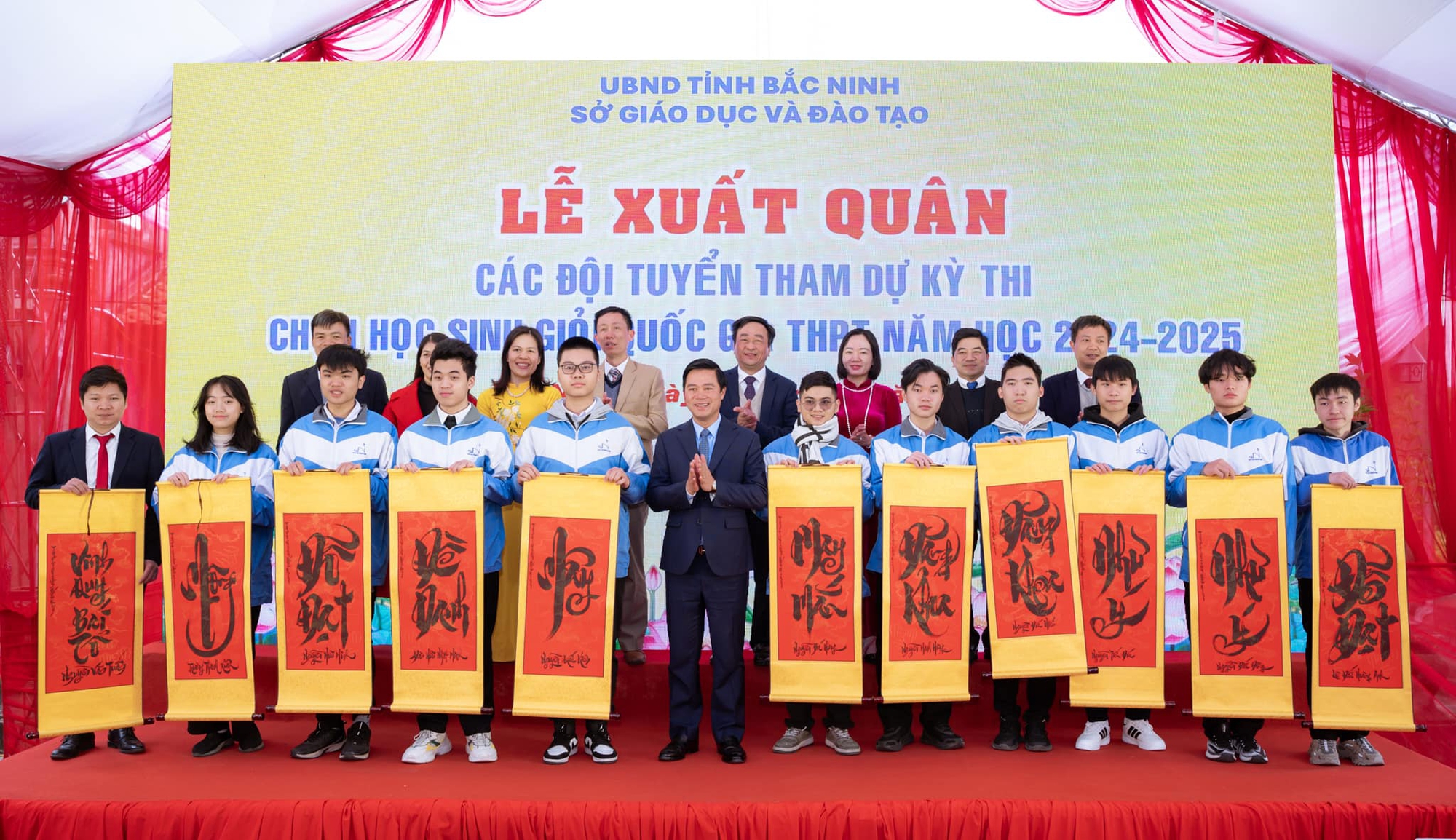 Không phải Ams, đây mới là trường nhiều thủ khoa học sinh giỏi quốc gia nhất cả nước: Học sinh đi học được phát 'lương', giáo viên được cấp chung cư- Ảnh 1.