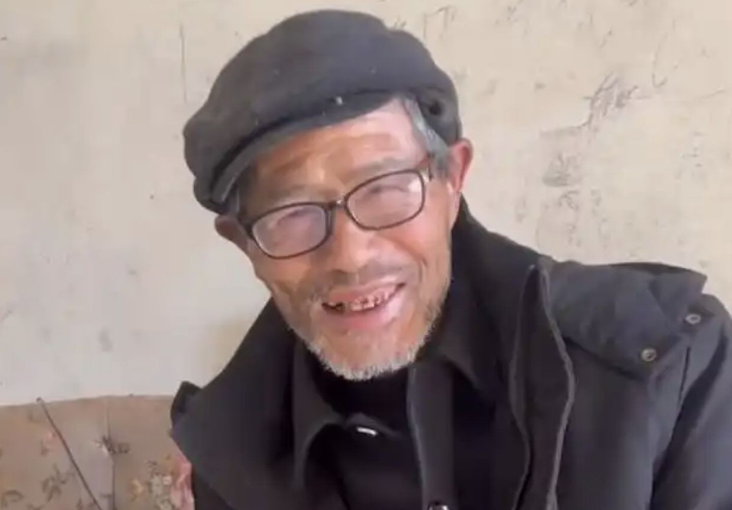 Cụ ông bán rau ngoài chợ bỗng trở thành thần tượng, hàng triệu người ...