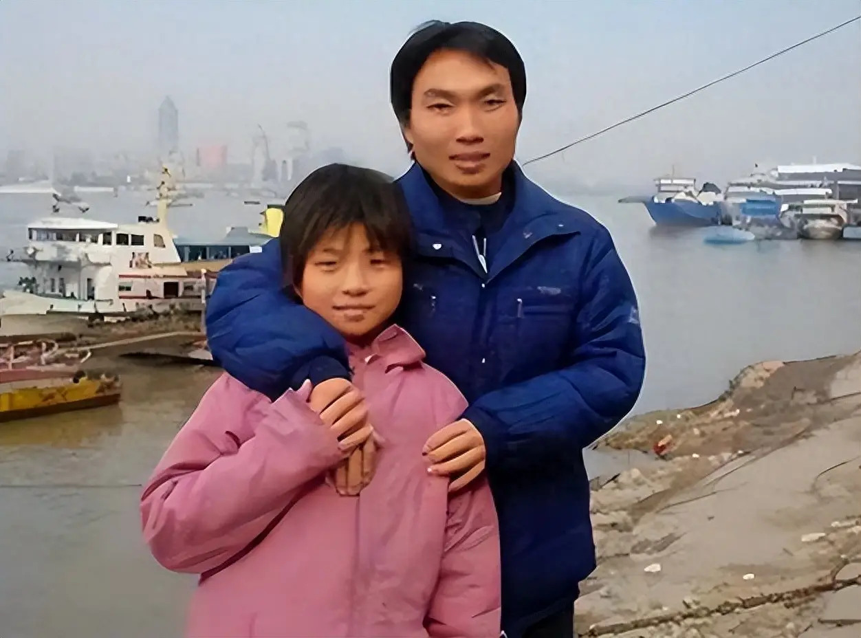 Mẹ bỏ đi, bố bị tâm thần bỗng một ngày đưa về nhà đứa em "nhặt được", người con trai rơi vào khó xử - Cú ngoặt thế kỷ xảy ra!- Ảnh 1. Mẹ bỏ đi, bố bị tâm thần bỗng một ngày đưa về nhà đứa em "nhặt được", người con trai rơi vào khó xử - Cú ngoặt thế kỷ xảy ra!- Ảnh 1.