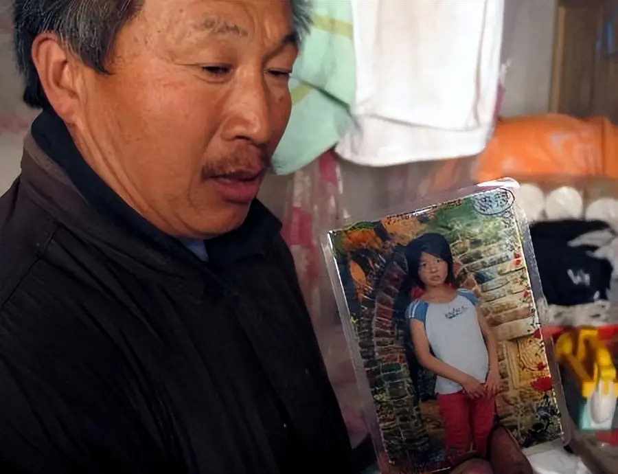Mẹ bỏ đi, bố bị tâm thần bỗng một ngày đưa về nhà đứa em "nhặt được", người con trai rơi vào khó xử - Cú ngoặt thế kỷ xảy ra!- Ảnh 3. Mẹ bỏ đi, bố bị tâm thần bỗng một ngày đưa về nhà đứa em "nhặt được", người con trai rơi vào khó xử - Cú ngoặt thế kỷ xảy ra!- Ảnh 3.