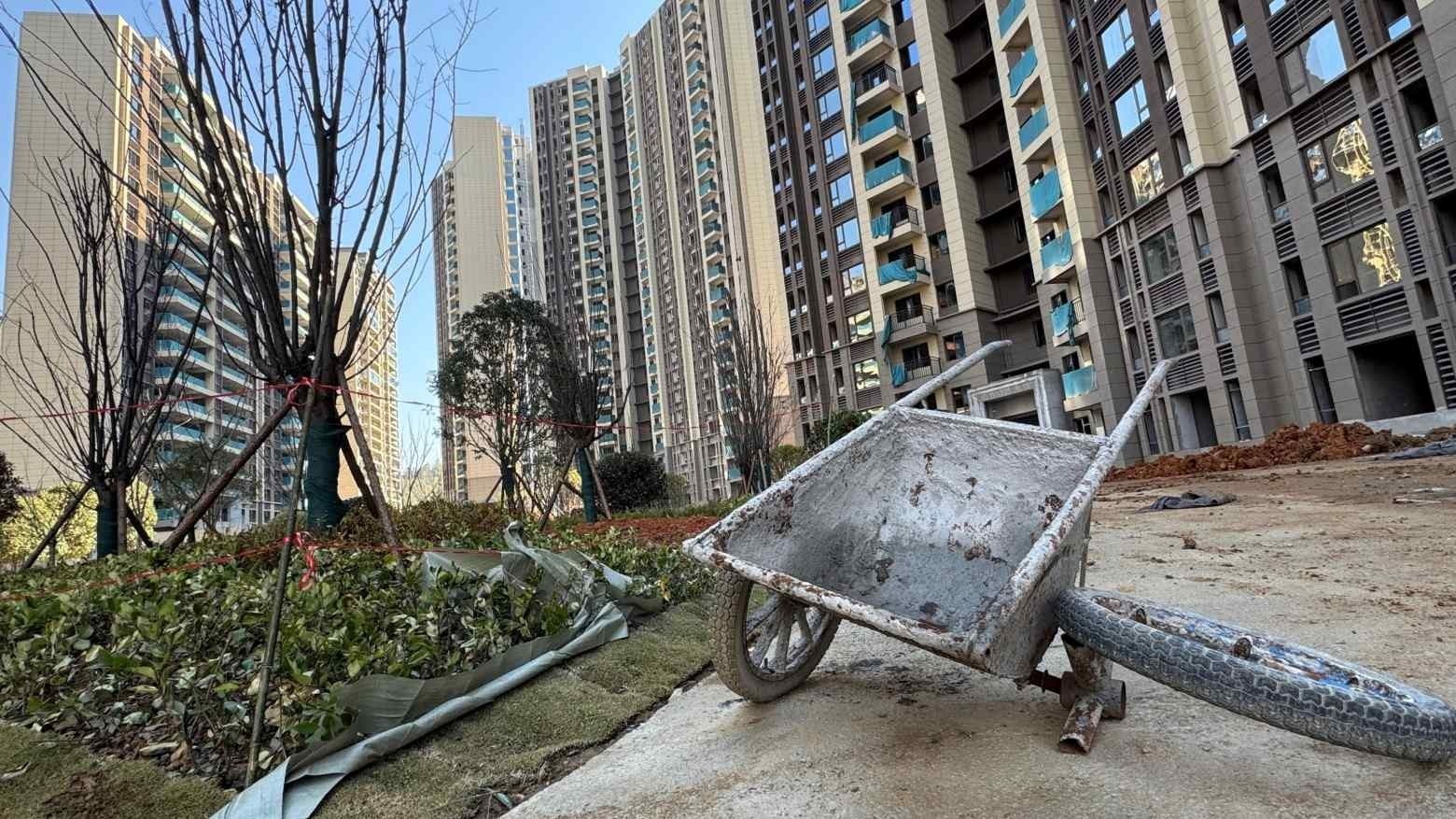 Nỗi buồn dai dẳng ở nền kinh tế số 2 thế giới: Hàng triệu nhà ở ‘đắp chiếu’, bỏ hơn 5 tỷ đồng mua nhà nhưng chưa biết bao giờ được nhận, hôn nhân có nguy cơ không thành vì ‘tổ ấm’ dang dở- Ảnh 1.