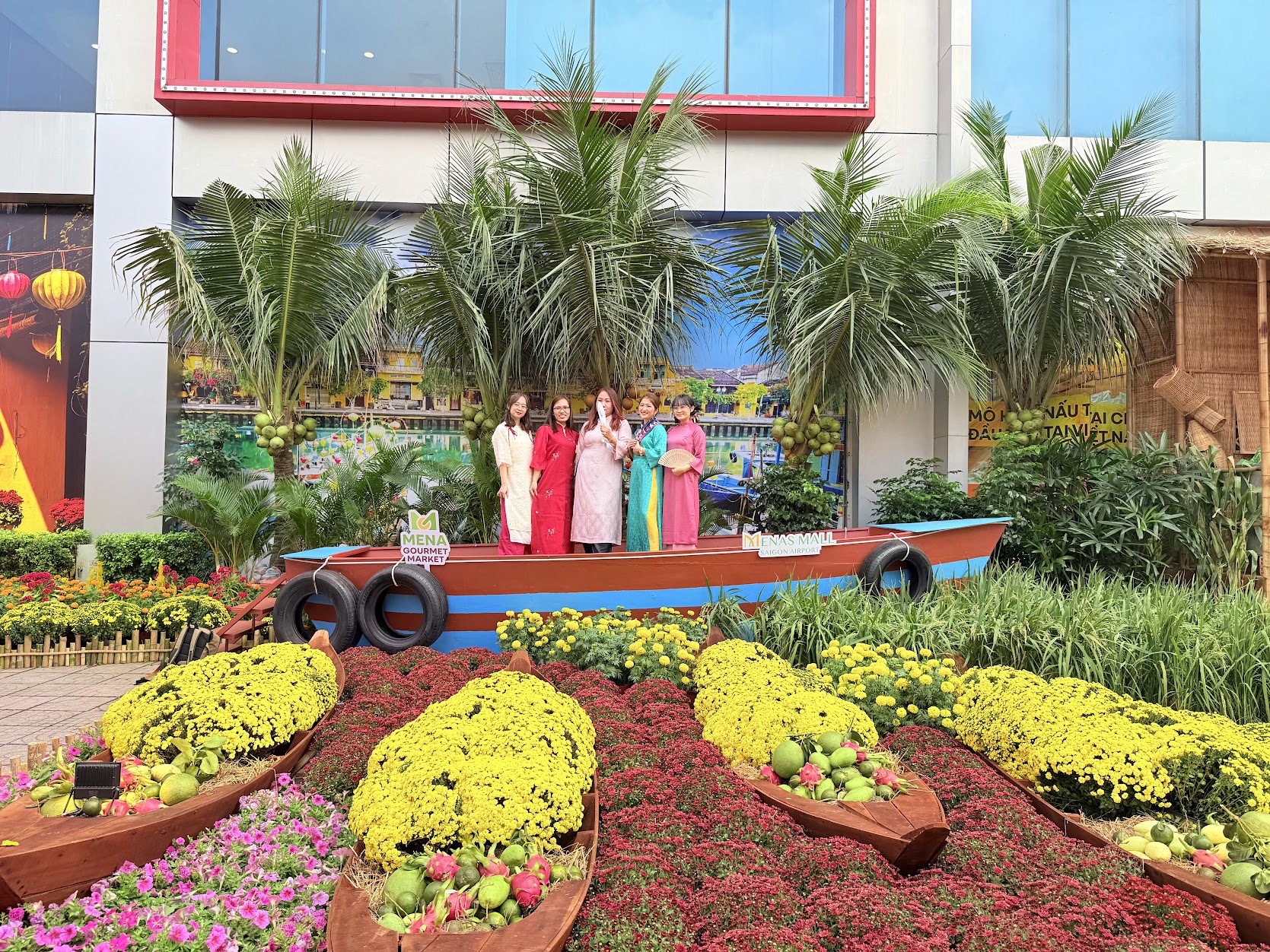 Khách ra sân bay Tân Sơn Nhất dịp này: Choáng ngợp với đường hoa đầu tư tới 4 tỷ đồng, dự sẽ là địa điểm check-in náo nhiệt dịp Tết- Ảnh 3.