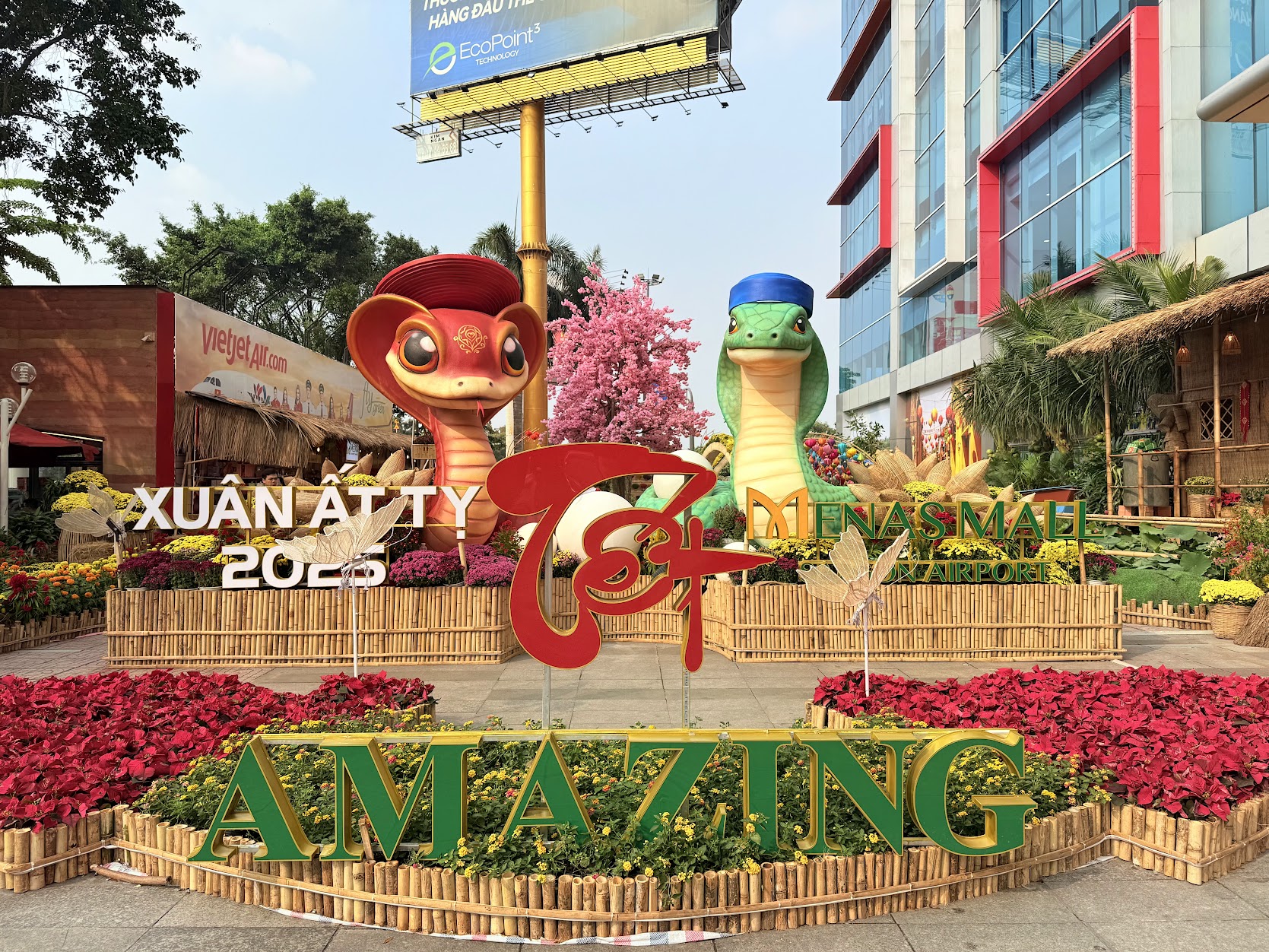 Khách ra sân bay Tân Sơn Nhất dịp này: Choáng ngợp với đường hoa đầu tư tới 4 tỷ đồng, dự sẽ là địa điểm check-in náo nhiệt dịp Tết- Ảnh 1.
