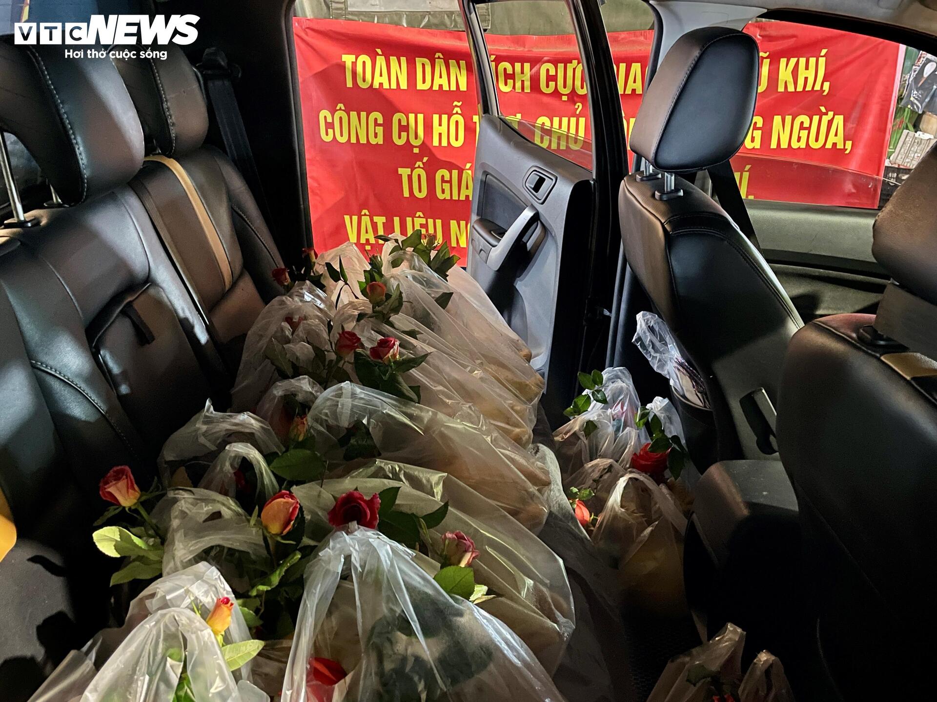 Tiểu thương đánh ô tô ship gà từ mờ sáng, phục vụ khách cúng ông Công, ông Táo- Ảnh 6.