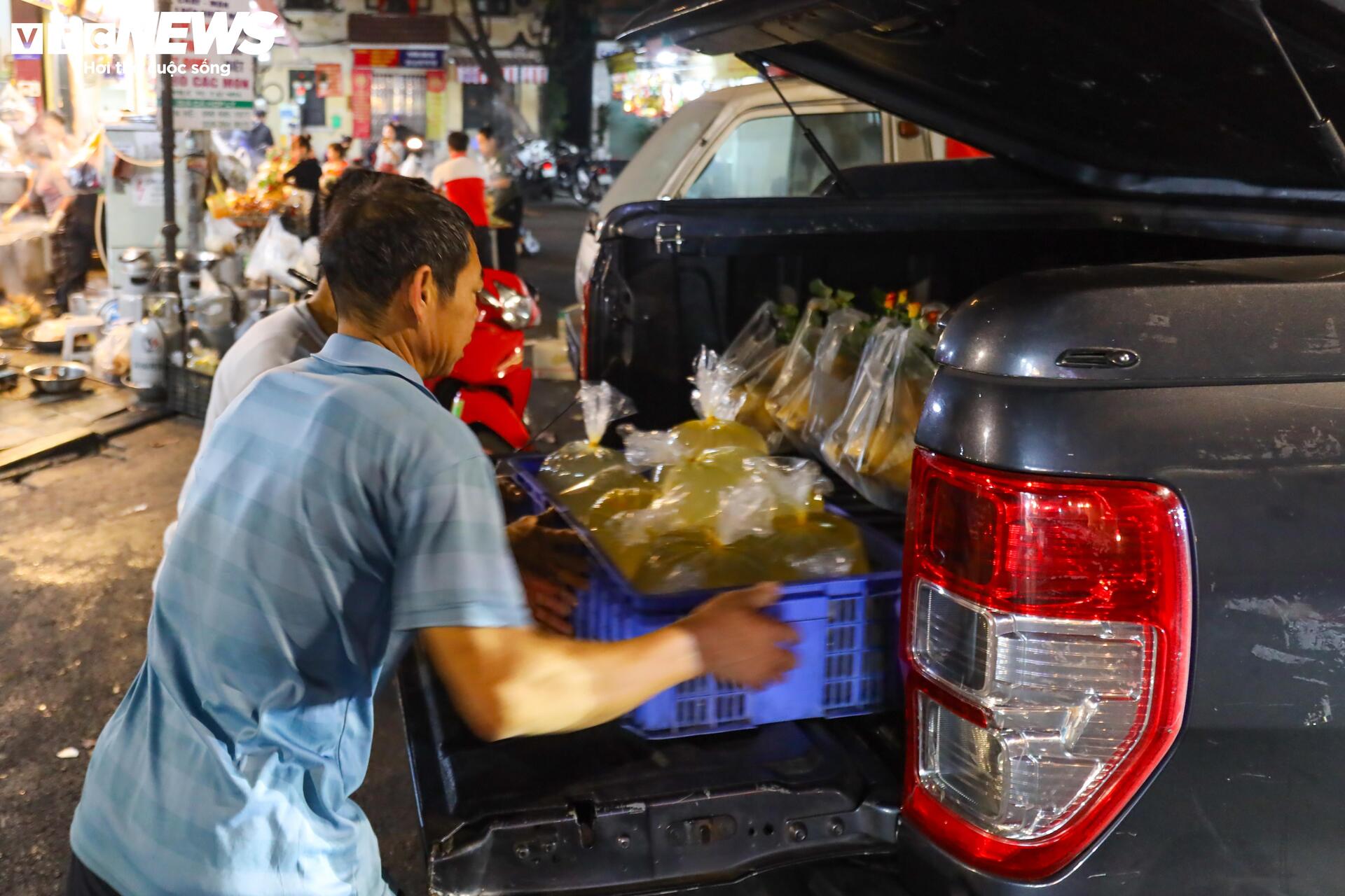 Tiểu thương đánh ô tô ship gà từ mờ sáng, phục vụ khách cúng ông Công, ông Táo- Ảnh 4.
