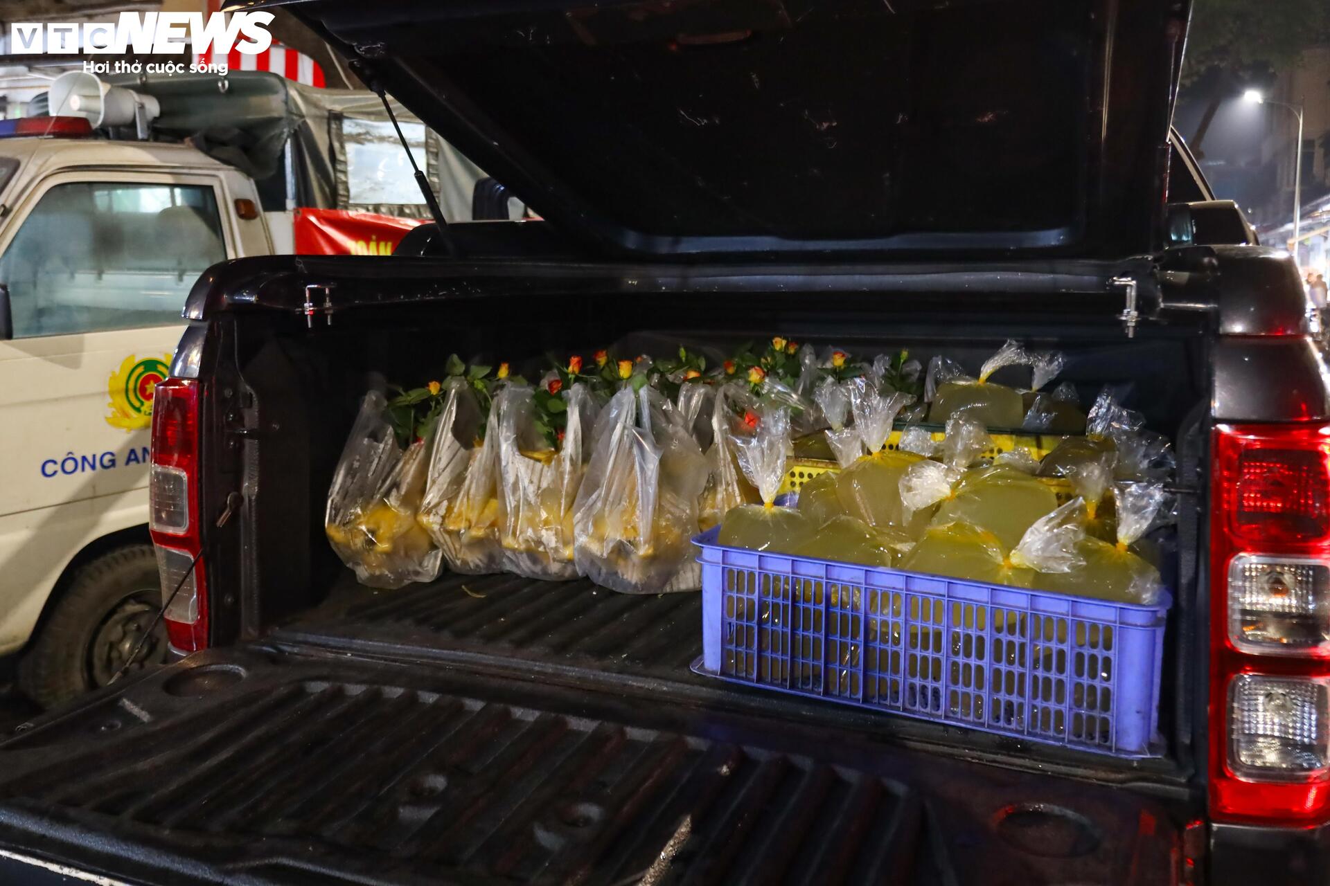 Tiểu thương đánh ô tô ship gà từ mờ sáng, phục vụ khách cúng ông Công, ông Táo- Ảnh 5.