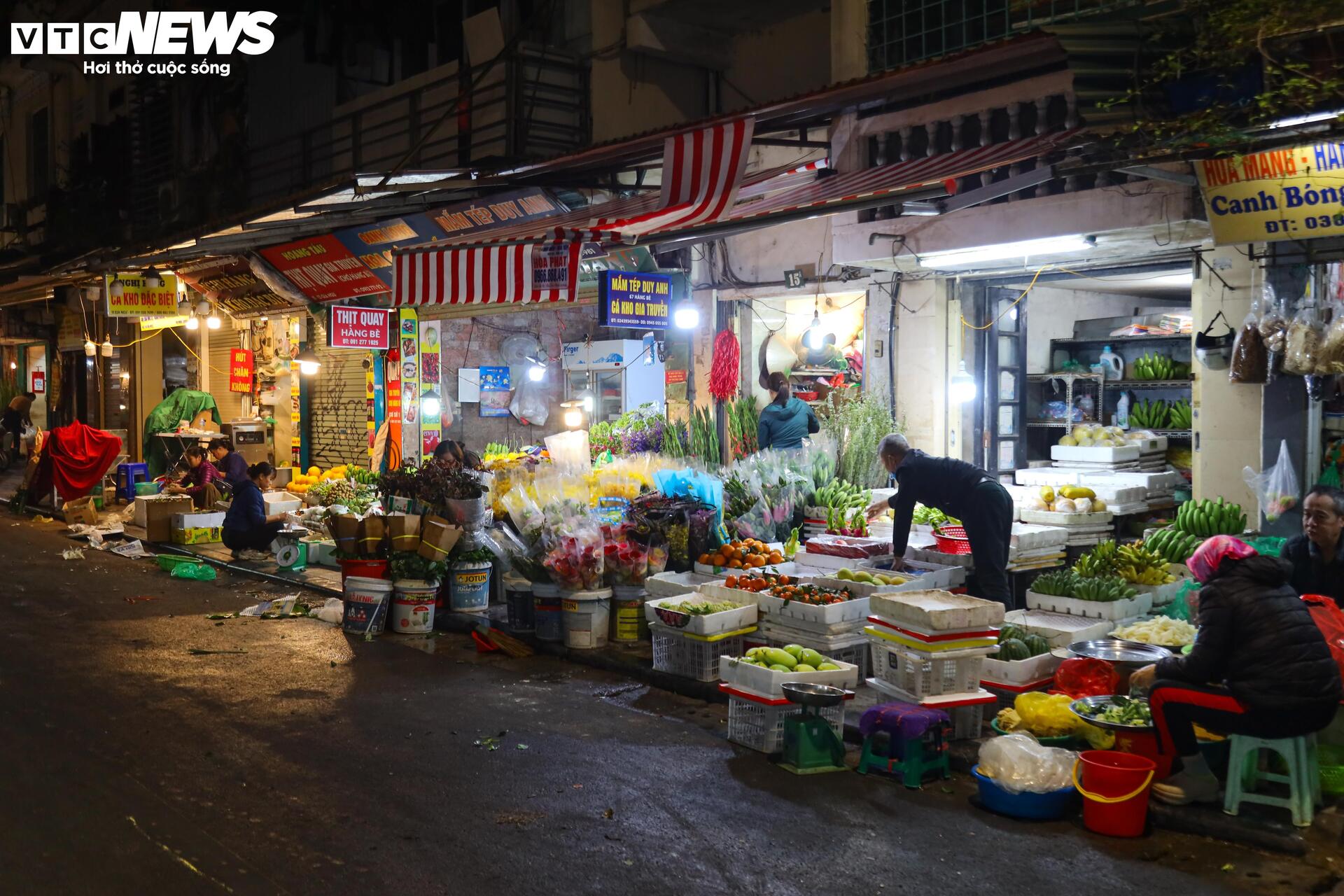 Tiểu thương đánh ô tô ship gà từ mờ sáng, phục vụ khách cúng ông Công, ông Táo- Ảnh 2.