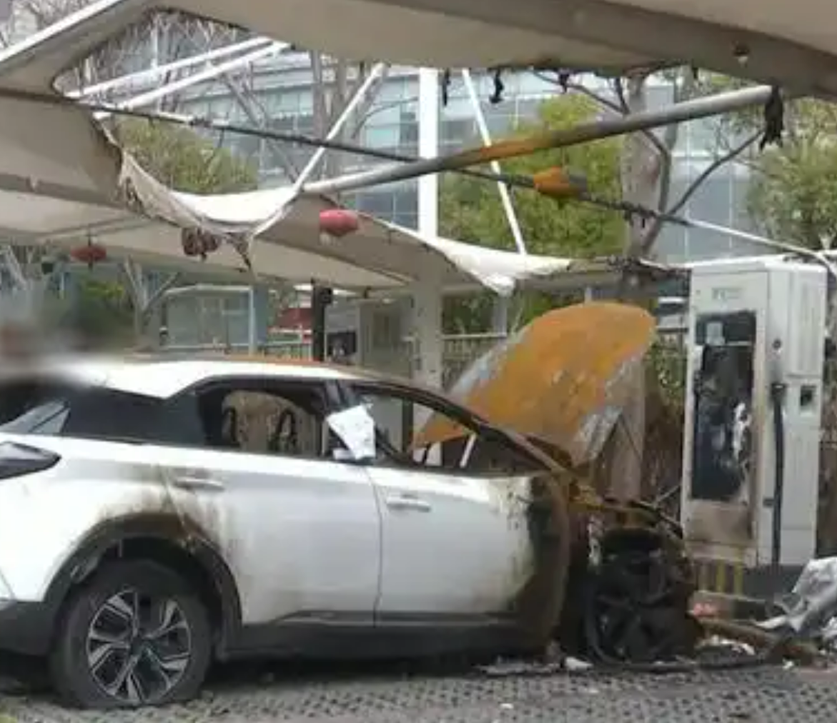 Ô tô điện 1,2 tỷ đồng mới mua được 1 năm thì tự bốc cháy khi đang sạc, cả hãng xe và bảo hiểm đều từ chối bồi thường- Ảnh 2.