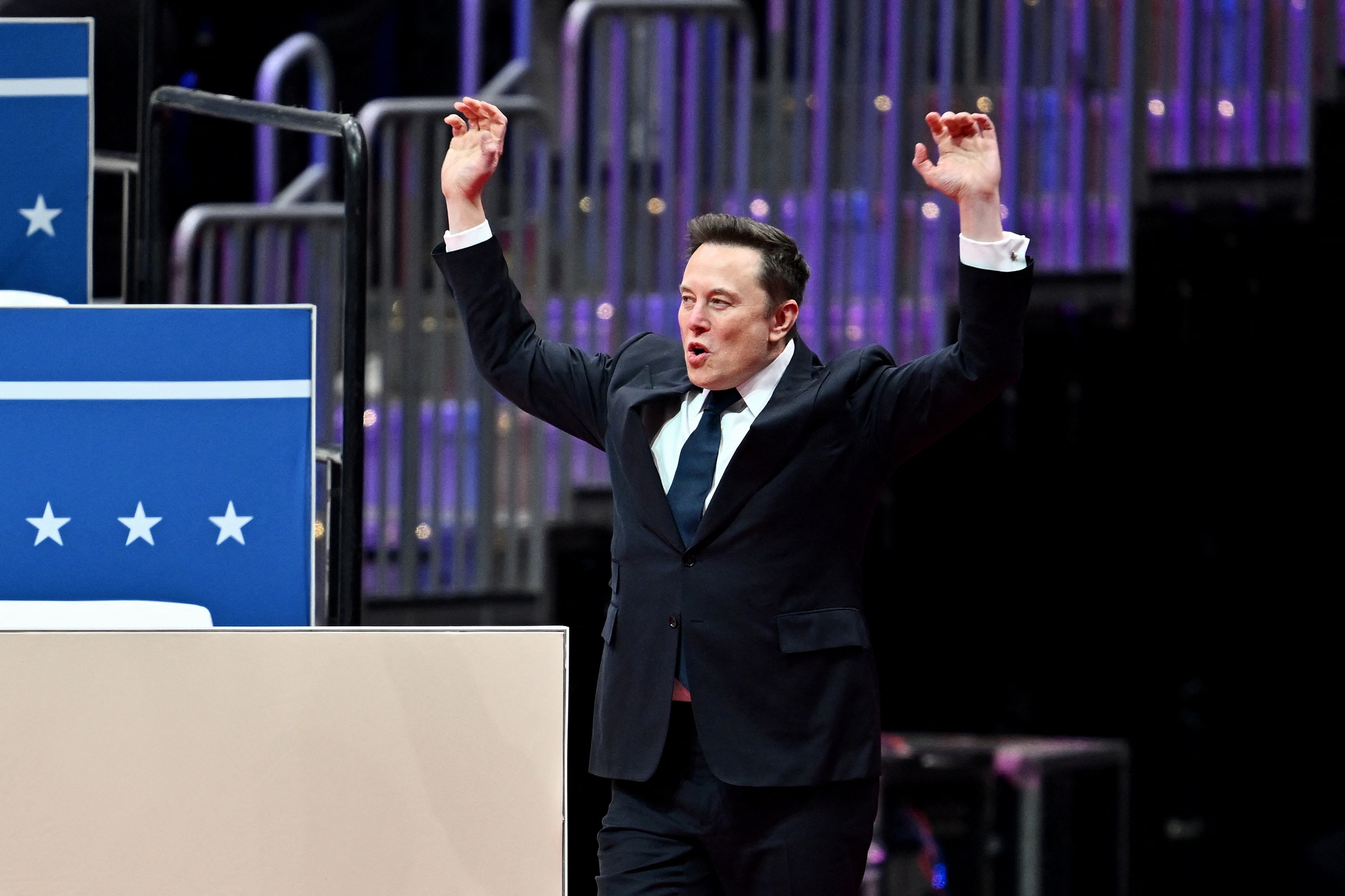 Ông Trump ủng hộ tỷ phú Elon Musk mua lại TikTok- Ảnh 1.