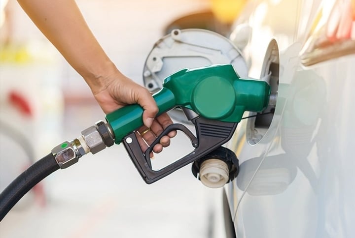 Nước vào bình xăng ô tô thì xử lý thế nào?- Ảnh 1.