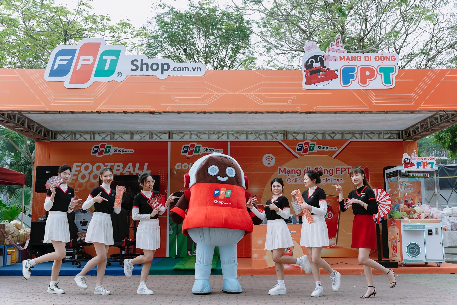 Long Châu vẫn là "gà đẻ trứng vàng": Thu hơn 1 tỷ USD, chiếm quá nửa doanh thu của FPT Retail- Ảnh 2.