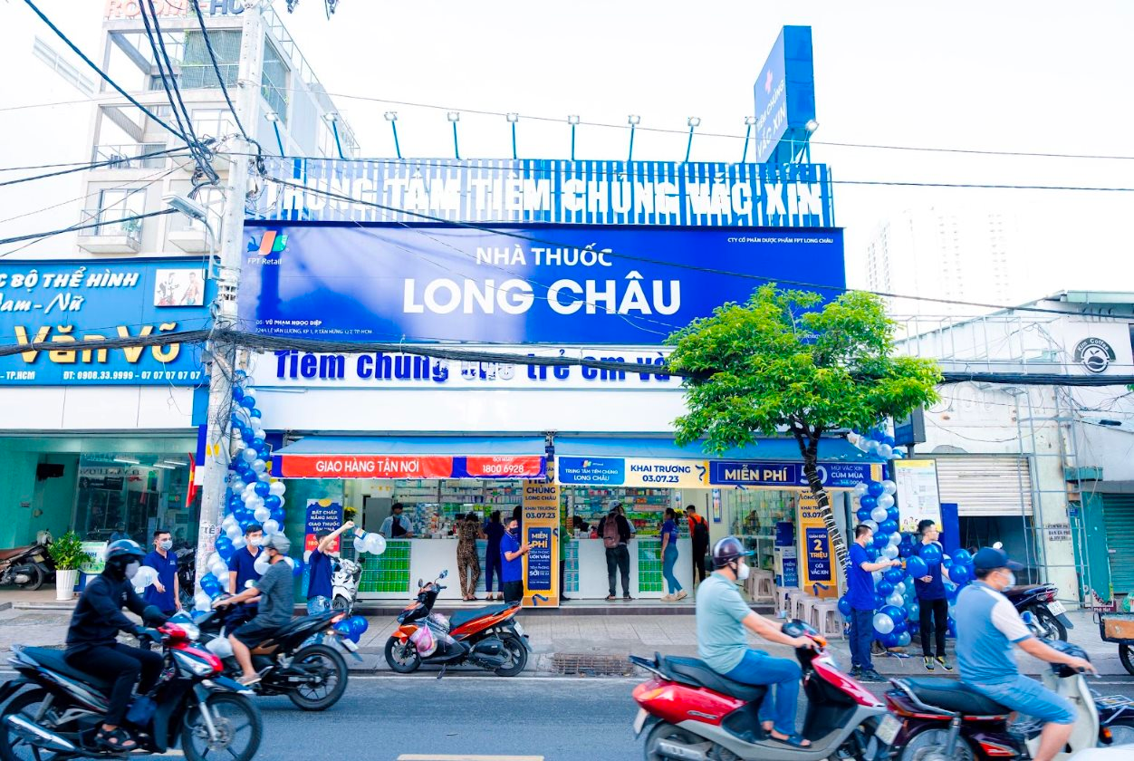 Long Châu vẫn là "gà đẻ trứng vàng": Thu hơn 1 tỷ USD, chiếm quá nửa doanh thu của FPT Retail- Ảnh 1.