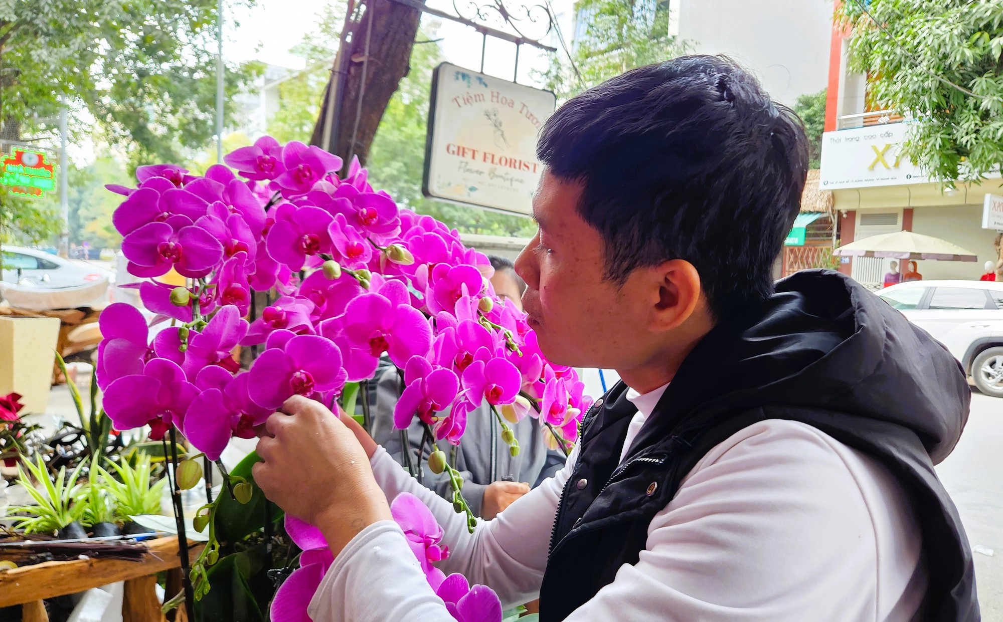 Kiếm cả trăm triệu đồng từ việc cắm hoa lan ngày Tết- Ảnh 2. Kiếm cả trăm triệu đồng từ việc cắm hoa lan ngày Tết- Ảnh 2.