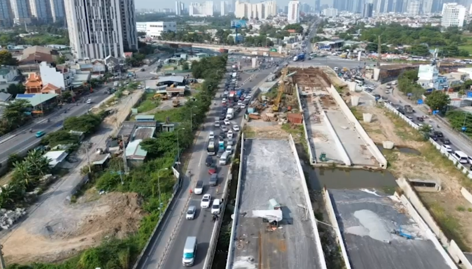 Hàng nghìn phương tiện nhích từng chút rẽ vào cao tốc TP Hồ Chí Minh - Long Thành - Dầu Giây- Ảnh 1.