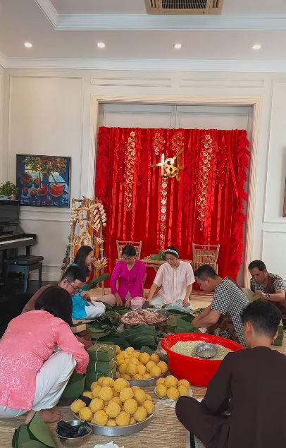 26 Tết theo chân vợ chồng Tăng Thanh Hà đi chợ, tham khảo cách chọn hoa của gia đình hào môn- Ảnh 1. 26 Tết theo chân vợ chồng Tăng Thanh Hà đi chợ, tham khảo cách chọn hoa của gia đình hào môn- Ảnh 1.