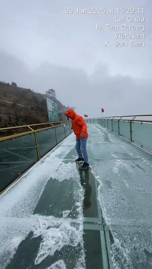 Tuyết phủ trắng đỉnh Fansipan- Ảnh 3.