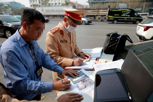 Hơn 800 tài xế bị trừ điểm giấy phép lái xe trong ngày thứ 2 nghỉ Tết- Ảnh 1.