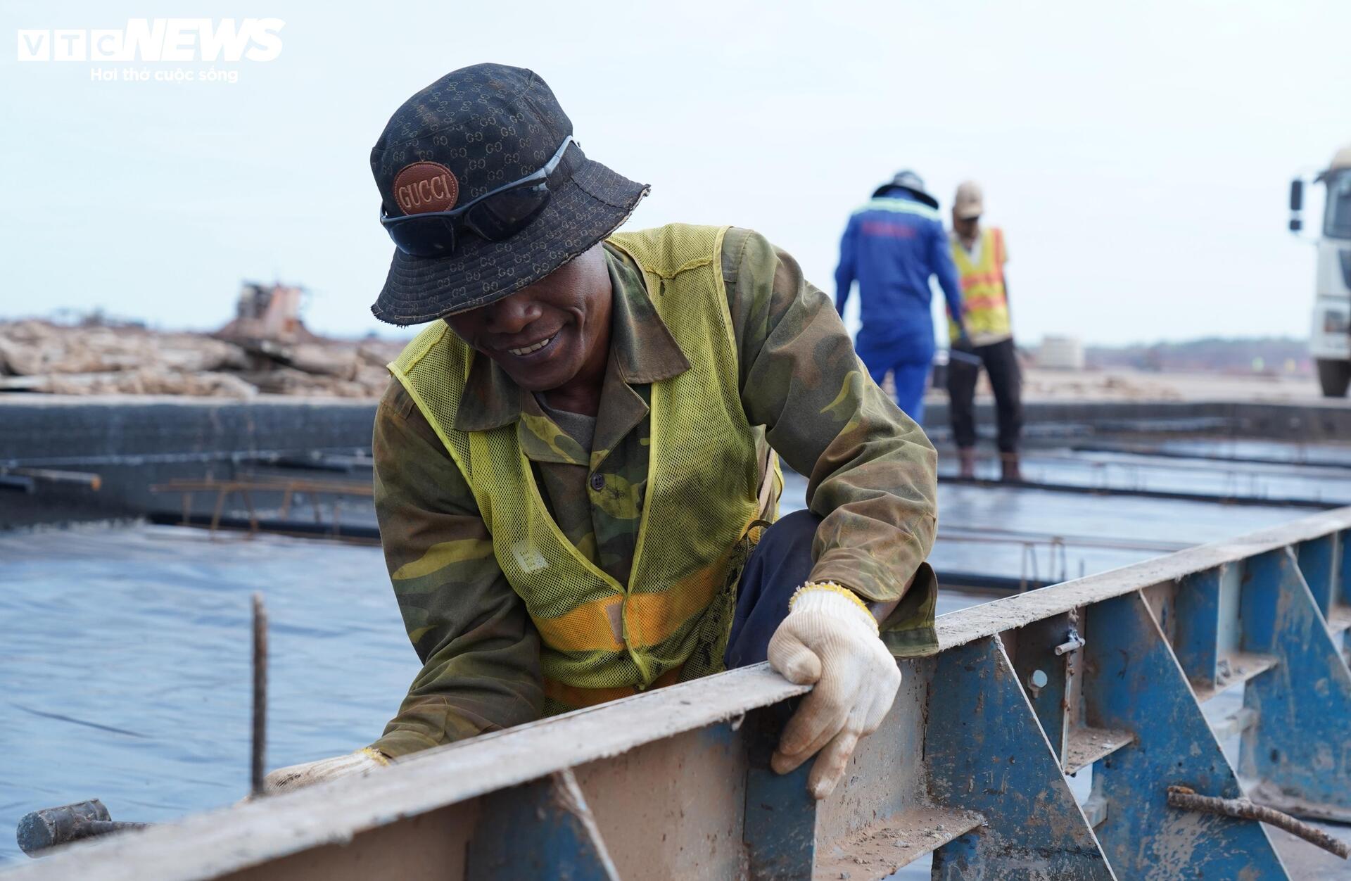 Gác lại đoàn viên, nghìn công nhân làm việc xuyên Tết ở sân bay Long Thành- Ảnh 6.