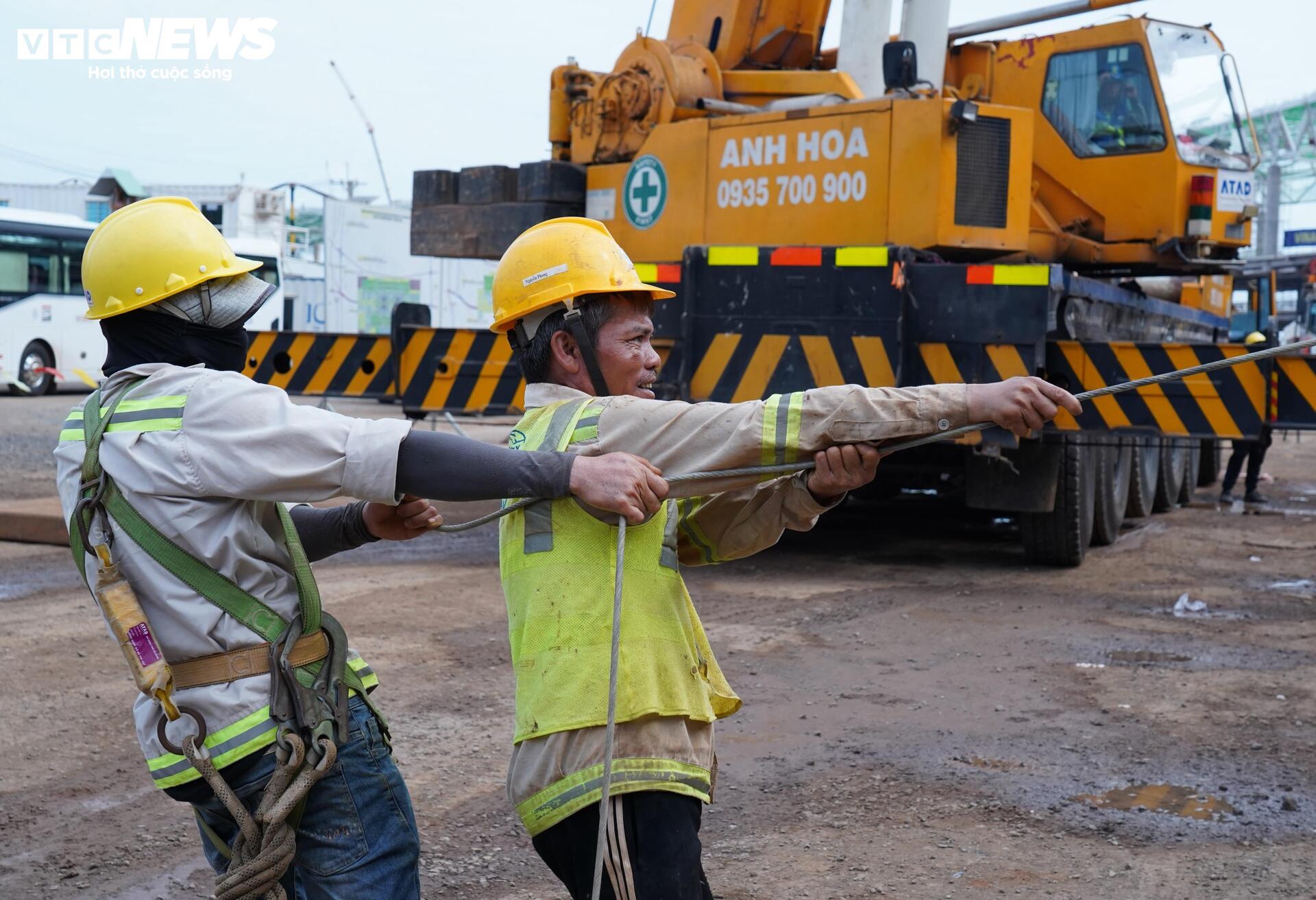 Gác lại đoàn viên, nghìn công nhân làm việc xuyên Tết ở sân bay Long Thành- Ảnh 3.