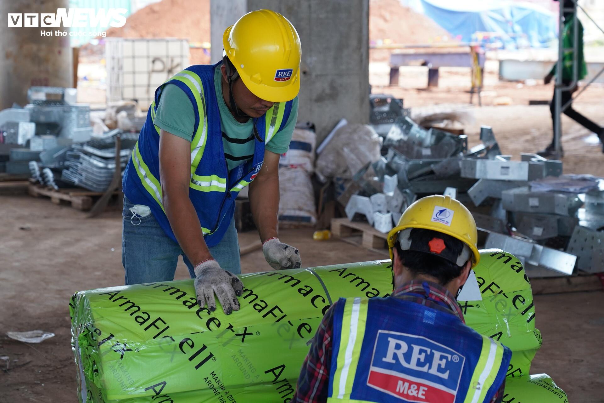 Gác lại đoàn viên, nghìn công nhân làm việc xuyên Tết ở sân bay Long Thành- Ảnh 5.